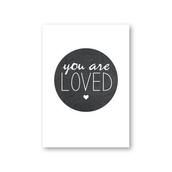 Kaart met de tekst &lsquo;You are loved&rsquo;