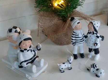 Kinderen Met Hond Poly Kerstbeeldje Zwart/Wit&nbsp;