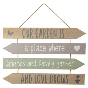 Tekstbord&nbsp;&quot;our garden is a place where love grows&quot;&nbsp;  Leuk tekstbord met een mooie tekst. Versierd m