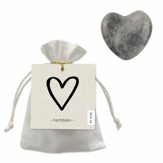 Hartsteen /&nbsp;Hartje van ByRomi Dit katoenen zakje van By Romi bevat een natuursteen in de vorm van een hart.