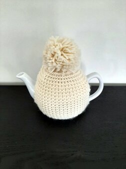 THEEPOT MET GEBREIDE THEEMUTS J-LINE