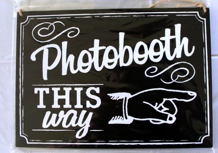 Tekstbord/Krijtbord met de tekst: &nbsp;Photobooth This Way.