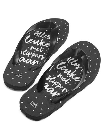 Zwarte slippers met tekst 'Alles is leuker met slippers aan'