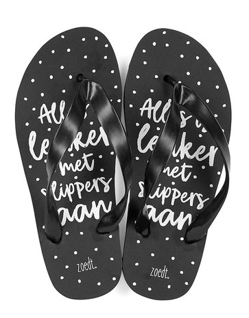 Zwarte slippers met tekst 'Alles is leuker met slippers aan'