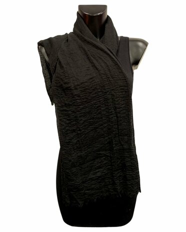 Sjaal/Shawl Zwart  Materiaal: 30% Cotton – 70% Viscose   Erg mooi bij een zwart witte outfit!