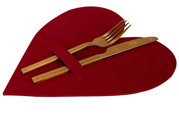 HART PLACEMAT SET 4 CUTLERY 25X29XH,3CM VILT ROOD  Mooie placemats waar ook het bestek in kan.