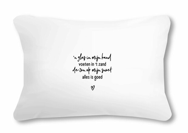 Buitenkussen  Een glas in mijn hand, voeten in 't zand...' voor en achterkant  – 50x30cm 