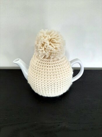THEEPOT MET GEBREIDE THEEMUTS J-LINE