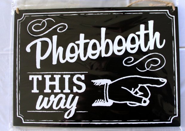 Tekstbord/Krijtbord met de tekst:  Photobooth This Way.