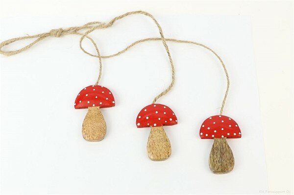 Hangdecoratie met 3 paddenstoelen, H6cm 50cm rood/wit