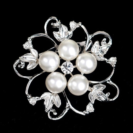 Broche witte kralen