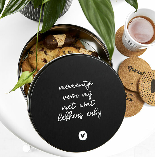 Koektrommel zwart wit, tekst ' 'Momentje voor mij met wat lekkers erbij''