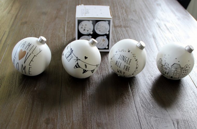 Kerstballen zwart wit staand 11 cm.